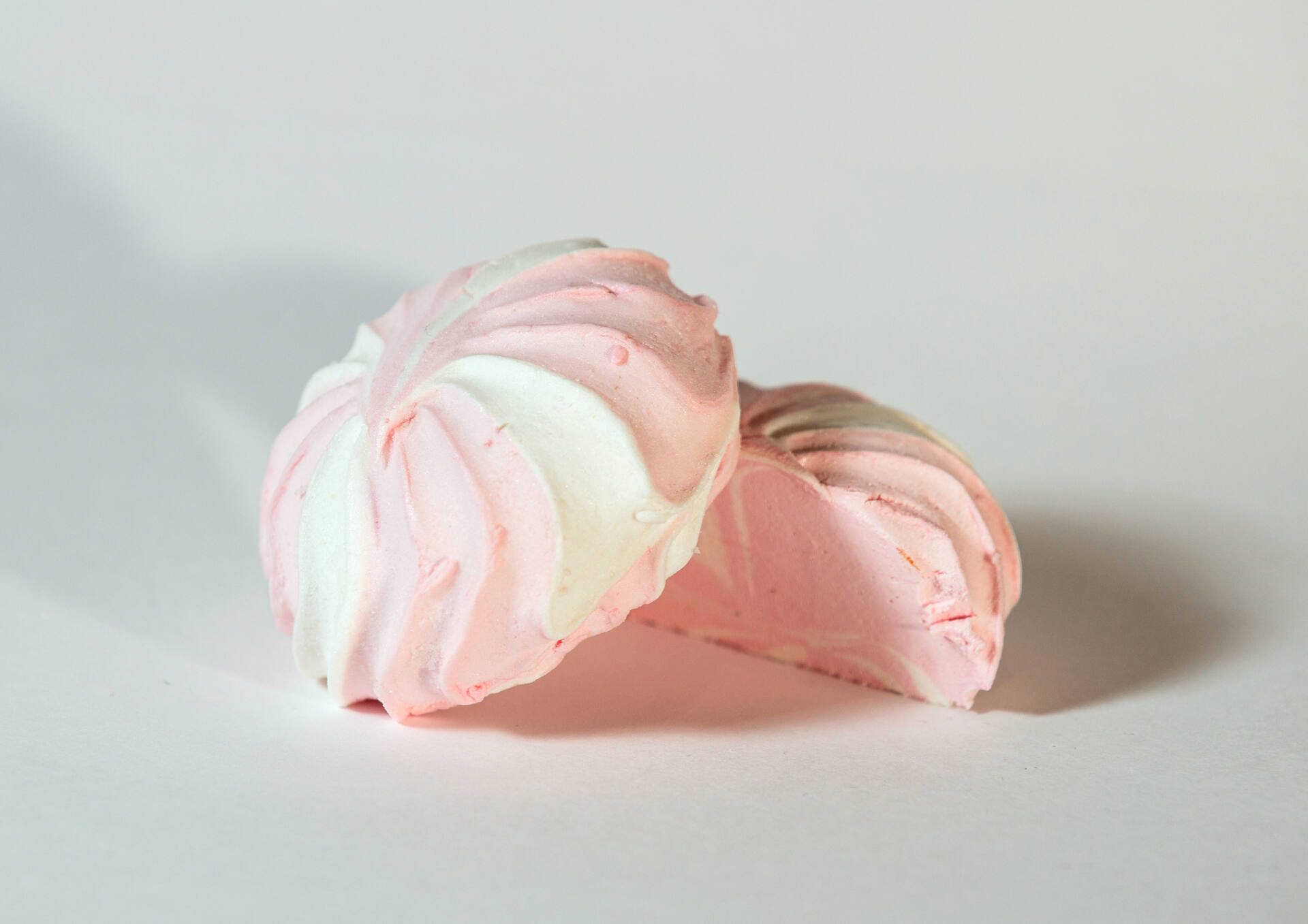 Розово белый зефир калории. Зефир - бело-розовый. Мороженое зефир с клубничной начинкой. Описание зефира бело-розового.